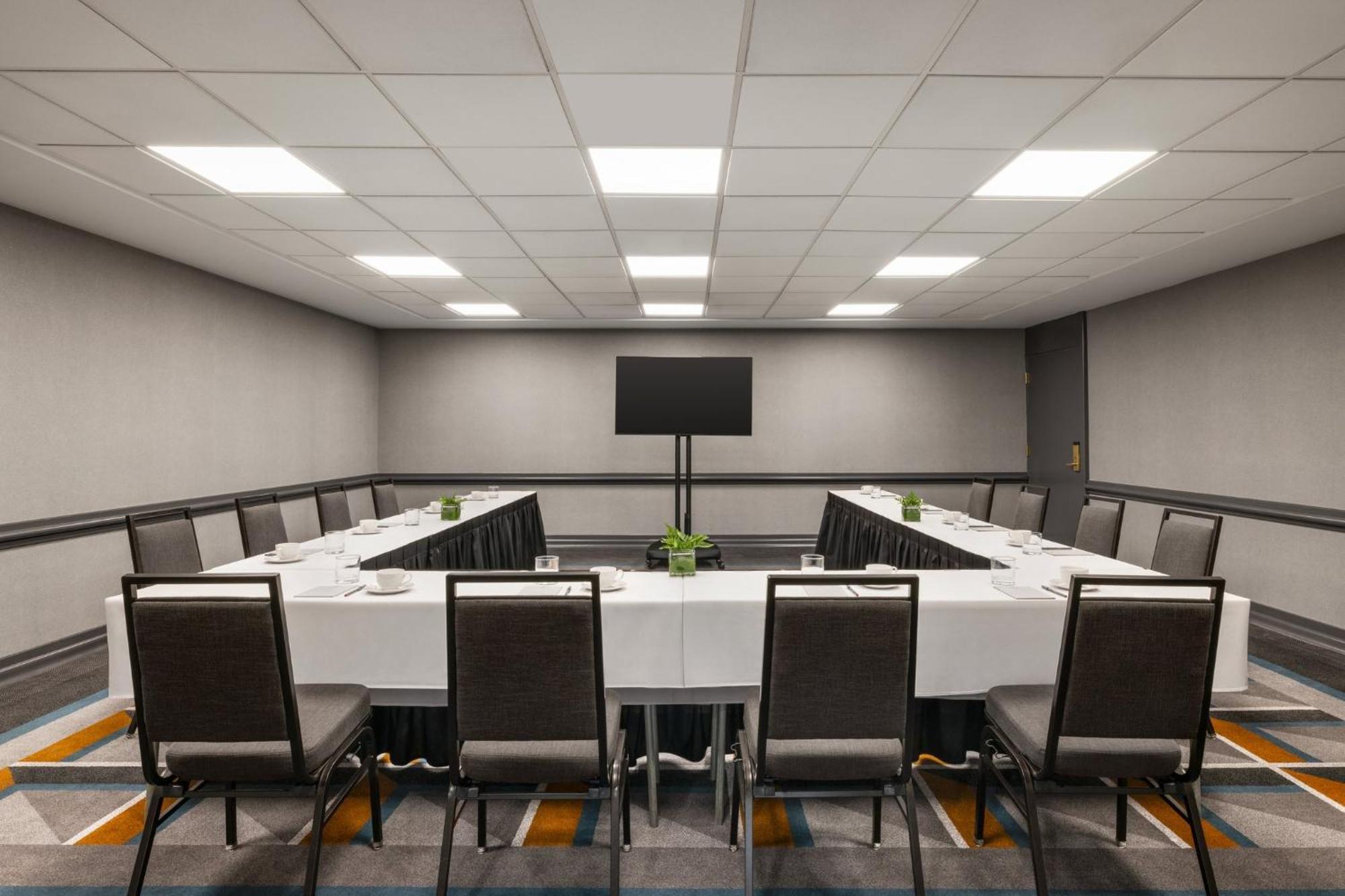 Hotel Crowne Plaza Airport Expo Ctr By Ihg Louisville