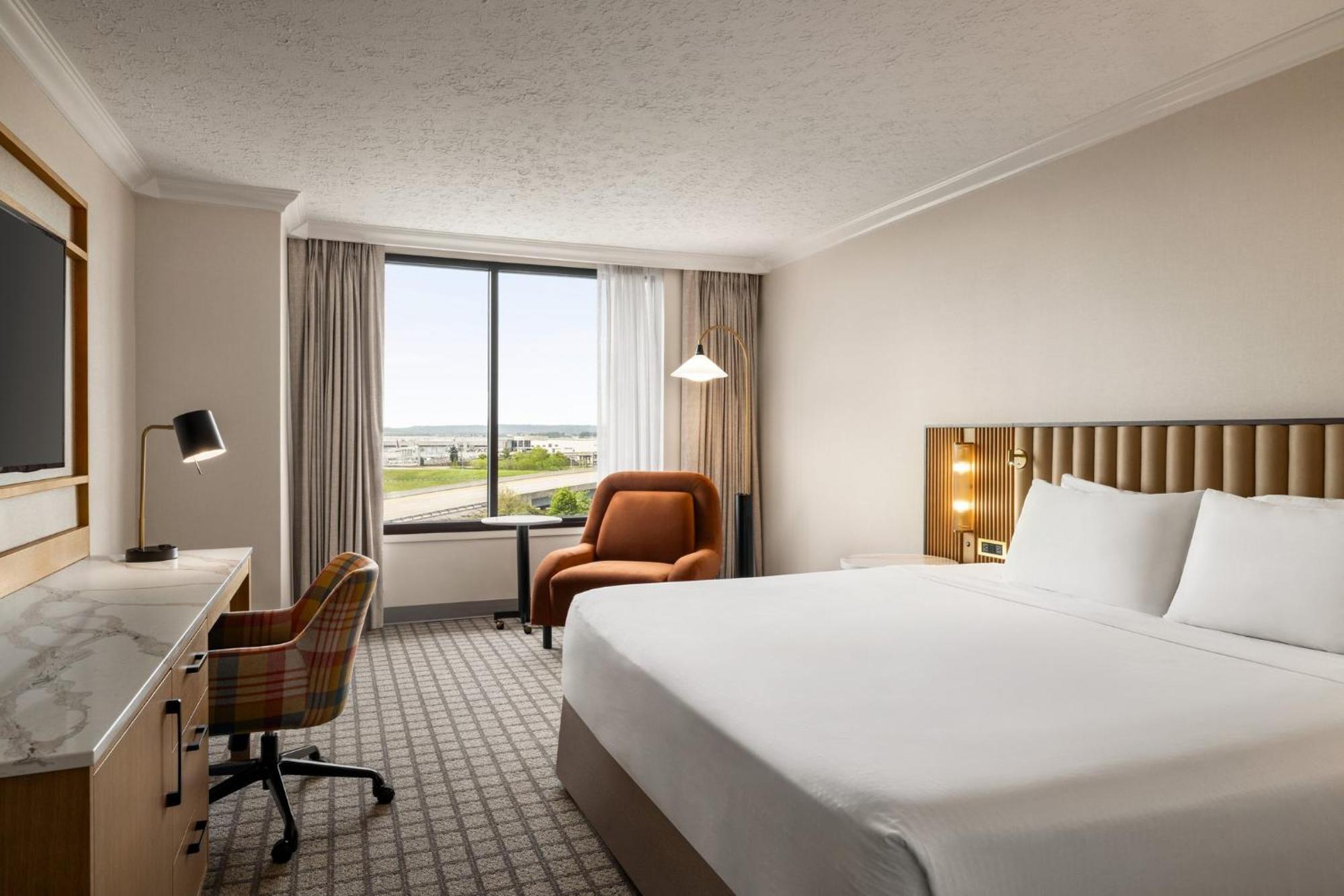 Crowne Plaza Airport Expo Ctr By Ihg 4*