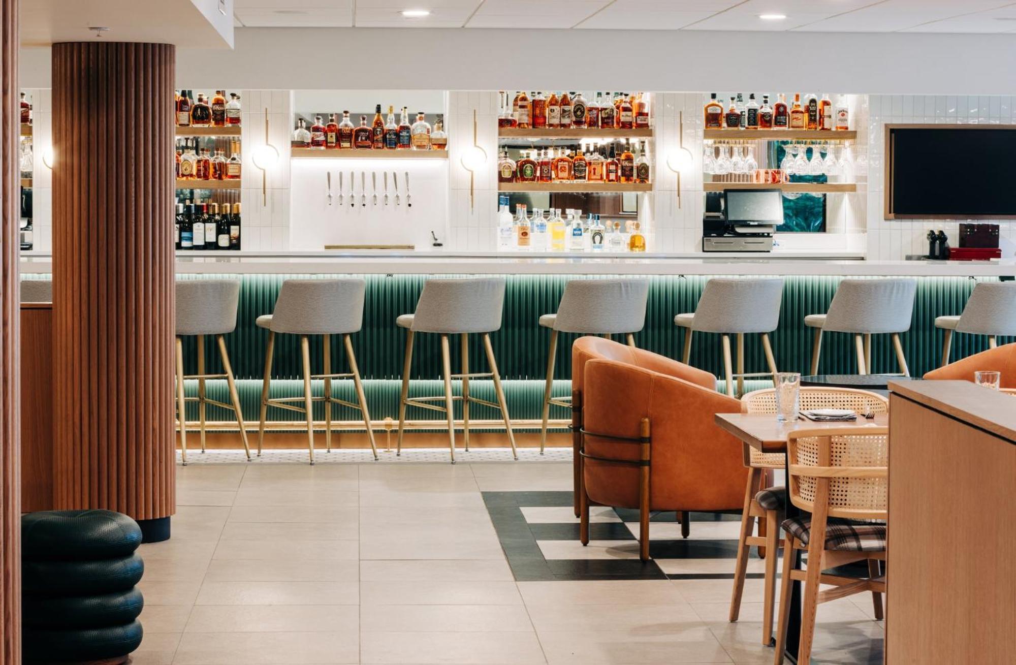 Crowne Plaza Airport Expo Ctr By Ihg Hotel